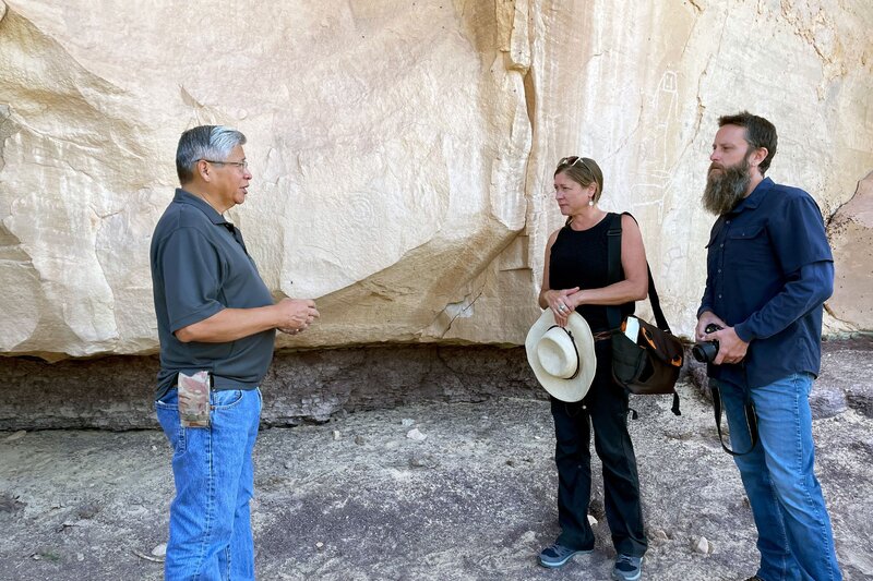 Kandus Linde (m.) und Tom Lewis (r.). – Bild: stanae /​ THE HISTORY CHANNEL /​ Prometheus Entertainment