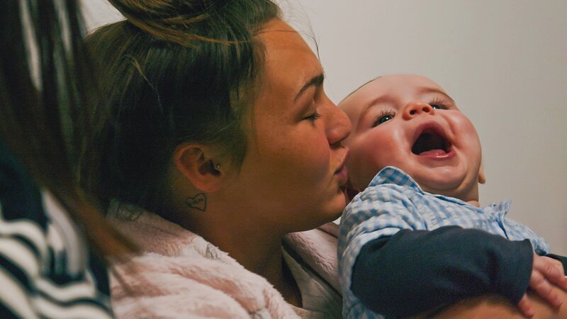 SRF school Girls don’t cry – Paige aus England Paige mit Baby – Bild: SRF/​NEW DOCS