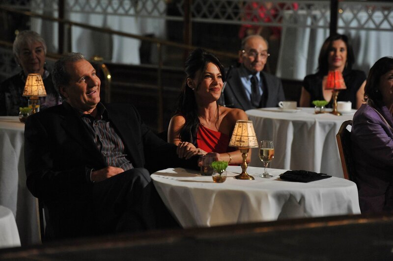 Jay (Ed O’Neill) und Gloria (Sofia Vergara) besuchen eine Comedyshow. – Bild: Comedy Central