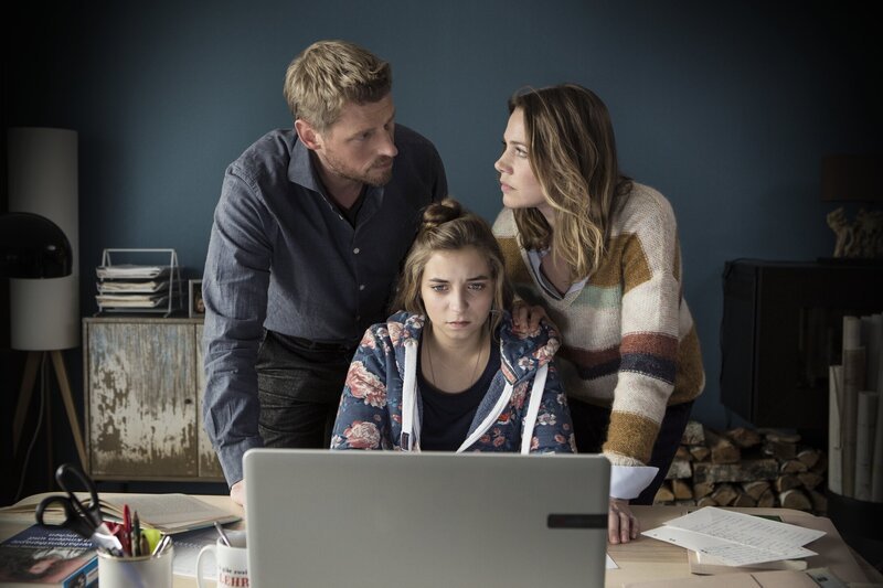 Das Netz vergisst nie: Auf einer fragwürdigen Internet-Seite tauchen Nacktfotos der 16-jährigen Lara (Aleen Kötter, M.) auf. Für ihre Eltern Charlotte (Felicitas Woll, r.) und Marcus (Martin Gruber, l.) beginnt ein schier aussichtsloser Kampf gegen den Betreiber der Plattform, der ihre Ehe hochgradig gefährdet … – Bild: SAT.1 /​ Arvid Uhlig Eigenproduktionsbild frei