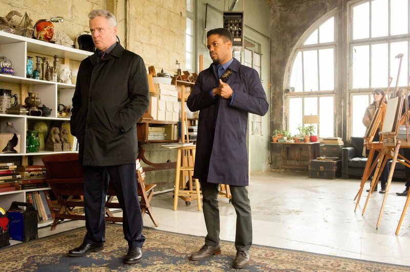 (v.l.n.r.) Captain Thomas Gregson (Aidan Quinn); Detective Marcus Bell (Jon Michael Hill) – Bild: PLURIMEDIA (CBS Broadcasting, Inc)