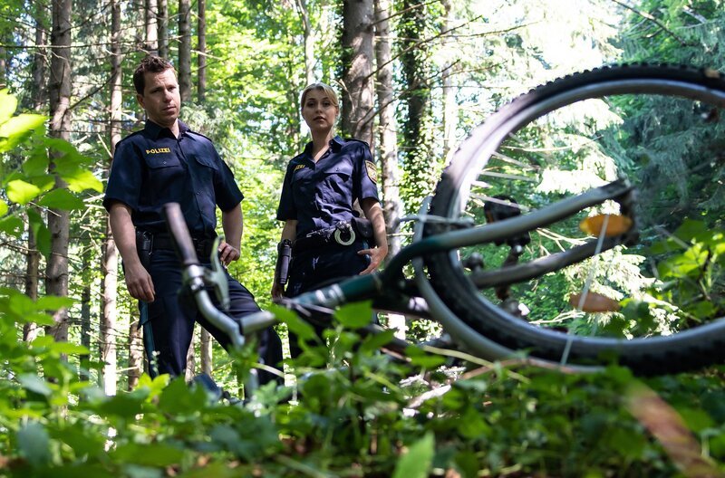 Max (Nepo Fitz, links) und Caro (Sarah Thonig, rechts) entdecken Doris Fahrrad, mit dem sie gestürzt sein muss. – Bild: ARD/​Lucky Bird Pictures/​Thomas Neumeier