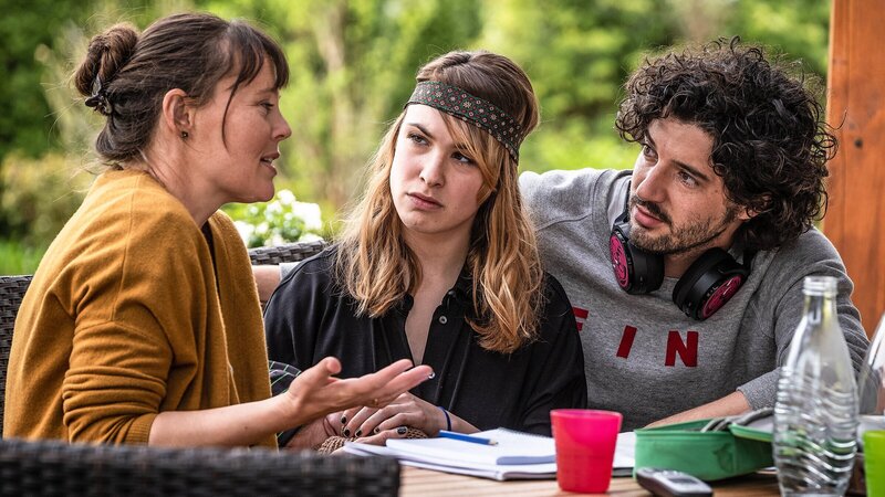 Catharina Knuth (Victoria Schulz, M.) und Sascha Reinhard (Manuel Mairhofer) haben noch keine Ahnung, wie sie ihr Baby in Zukunft am besten fördern können. Deshalb holen sie sich Rat bei Saskia Mohrbutter (Zora Thiessen), die auch eine Tochter mit Downsyndrom hat. – Bild: ZDF