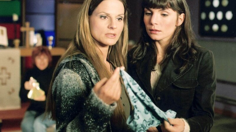 Bei der Bastelstunde in der Kapelle kommt Natascha (Susann Uplegger, li.) Ginger (Nadine Warmuth) auf die Schliche und entdeckt einen Slip. – Bild: TVNOW /​ Stephanie Kulbach