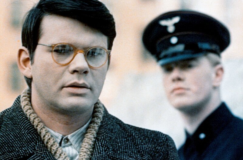 Widerstandskämpfer und Sowjetagenten wie Hans Coppi (Manfred Karge, li.) werden als Helden gefeiert. – Bild: DEFA-Stiftung