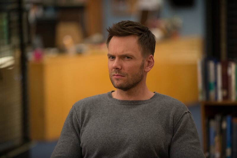 Beim Kelleraufräumen entdecken Jeff (Joel McHale), Shirley und Hickey einen versteckten Vorrat an Chemiebüchern … – Bild: MEI2 /​ RTI S.p.A. Interactive Media /​ Mediamond S.p.a., RTI spa, Gruppo Mediaset
