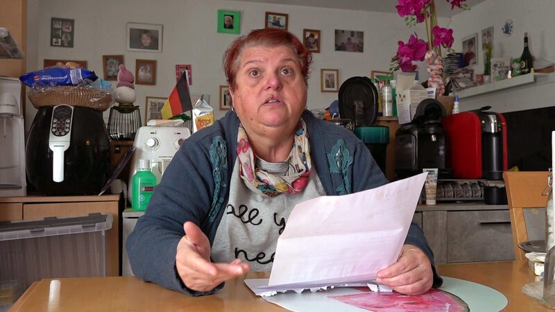 Carmen muss wegen einer Thrombose unters Messer. – Bild: RTL Zwei