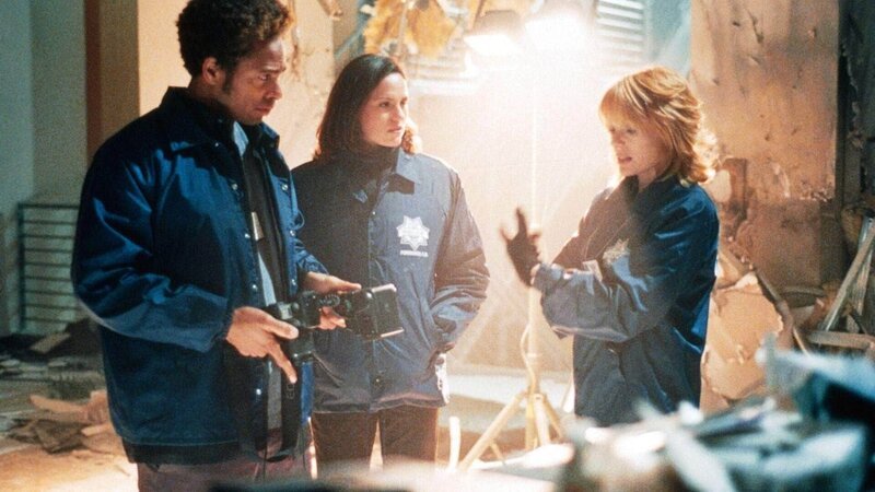 In einem Firmengebäude explodiert eine Bombe. Die Spurensuche gestaltet sich für Warrick (Gary Dourdan), Sara (Jorja Fox) und Catherine (Marg Helgenberger, r.) schwierig. – Bild: MG RTL D /​ CBS