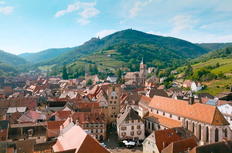 Auf Entdeckungsreise in Frankreich: Das malerische Städtchen Ribeauvillé im Elsass. – Bild: ZDF /​ SWR