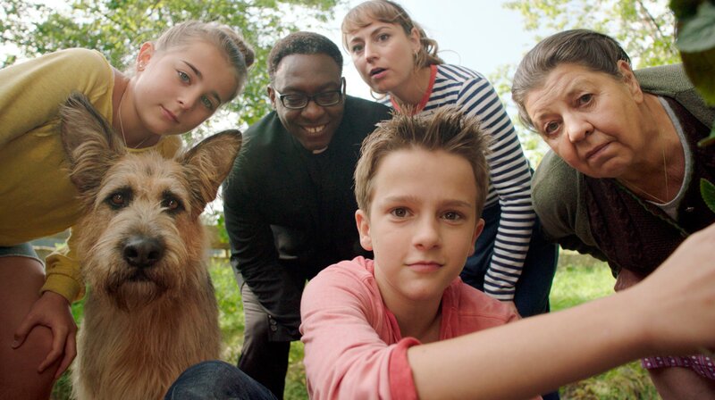 Der Grundstein am Wiesnerhof wird von allen entdeckt. Von links: Fee (Joline Letizia Schwärzler), Racko, Dr. Noah (David Wurawa), Eva (Ines Hollinger) und Theres (Monika Manz). Vorne: Flori (Leon /​ Lino de Greiff). – Bild: BR/​Filmbüro Münchner Freiheit GmbH