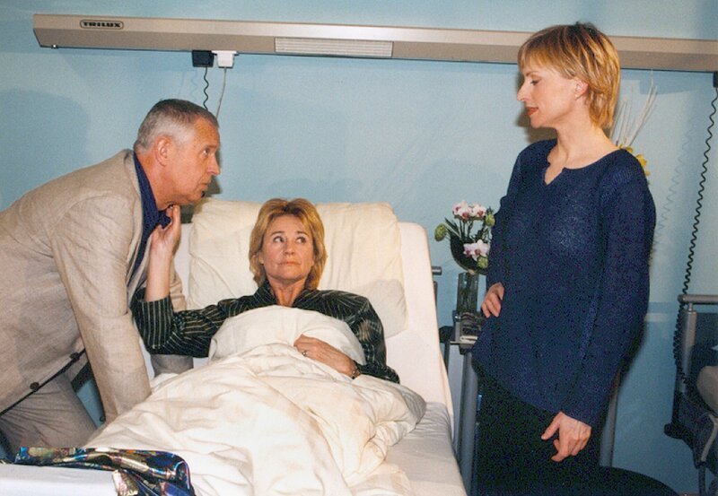 Karola Schuster will, dass ihre Mutter Eva zu ihr zieht und setzt sie unter Druck. Dabei wünscht sich Eva nichts sehnlicher, als mit Reinhold in einem Häuschen auf Mallorca zu leben. – Bild: MDR/​Laue