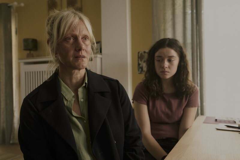 (v.li.): Riccarda Hövemann (Anna Schudt), Ela Hövemann (Eva Marlen Hirschburger). – Bild: ARD Degeto/​Satel Film /​ ORF /​ Frank Dicks