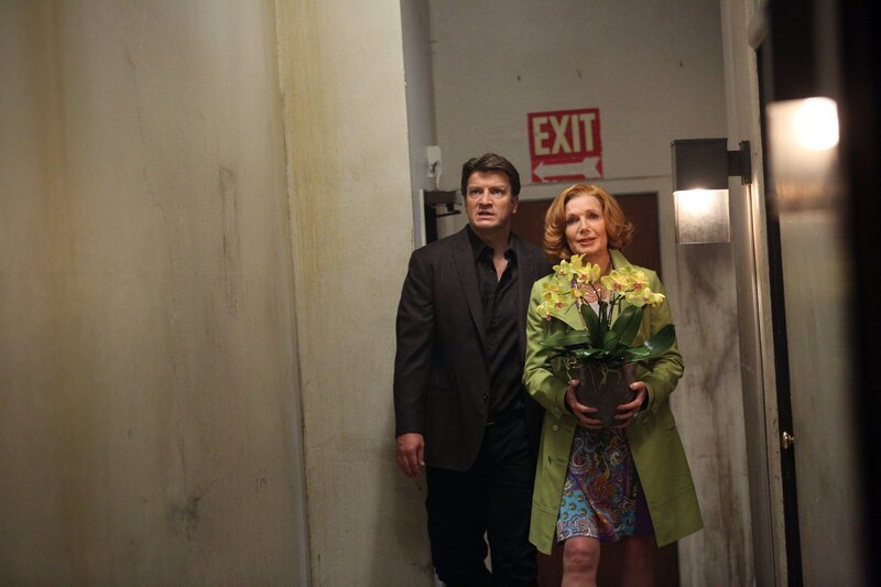 Der Besuch von Castle (Nathan Fillion, l.) und seiner Mutter (Susan Sullivan, r.) bei Alexis droht in einer Katastrophe zu enden, nachdem Castle bereits im Hausflur nur negative Bemerkungen loslässt … – Bild: Kabel Eins