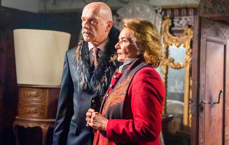 Christoph Moosbrugger (Karl-Göran Anderson), Patricia Hirschbichler (Annette von Reblar). – Bild: ORF 1