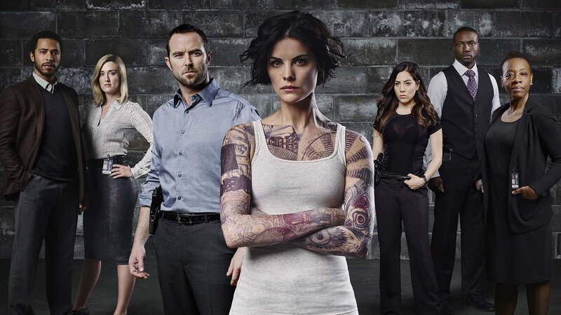 BLINDSPOT -- Pilot -- Pictured (L-R): Ukweil Roach as Borden, Ashley Johnson as Patterson, Sullivan Stapleton as Kurt Weller, Jaimie Alexander as Jane Doe, Audrey Esparza as Tasha Zapata, Rob Brown as Edgar Ramirez, Marianne Jean-Baptiste as Bethany Mayfair – Bild: PLURIMEDIA (NBC Universal /​ Warner Brothers)
