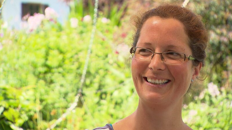 Heute sind die Frauen zu Gast bei Susanne Behmenburg aus Oberbayern. Die 37-Jährige ist gelernte Staudengärtnerin und studierte Landschaftsarchitektin. Neben Stauden gibt es auf dem Hof im Landkreis Weilheim-Schongau auch Kräuter, Gemüsepflanzen, Erdbeeren und Heidelbeeren zu kaufen. Susannes Vater kümmert sich um drei Herden Rotwild und die hofeigene Imkerei. Susanne ist Mutter einer 7-jährigen Tochter. – Bild: BR/​megaherz gmbh