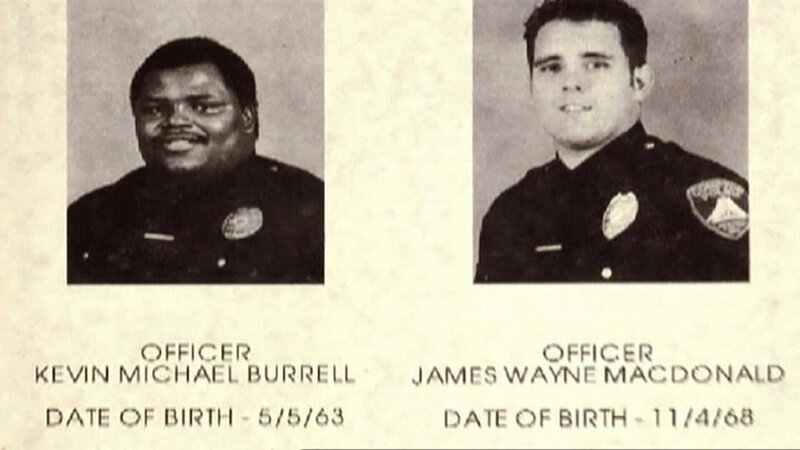 Nachdem zwei Cops erschossen wurden, steht die Polizei vor einem Rätsel. – Bild: RTL II