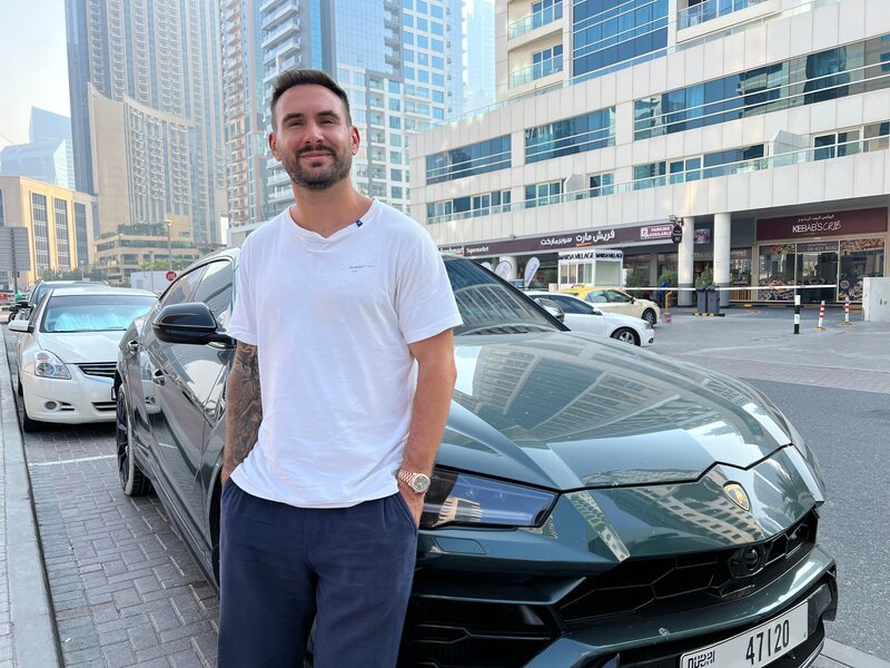 Die Steuervorteile sind auch ein Grund, warum es Coach Lukas Lindler in den Wüstenstaat Dubai zieht. – Bild: ZDF und Fabian Herriger, South&Browse GmbH