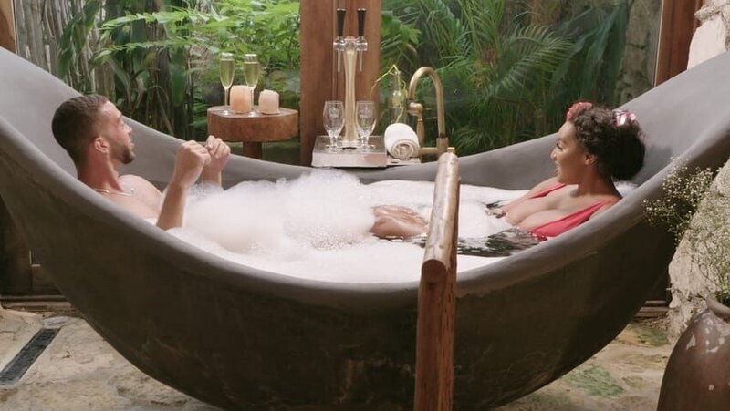 Joe and Chantel in a beer bath together – Bild: Warner Bros. Discovery, Inc. or its subsidiaries and affiliates.