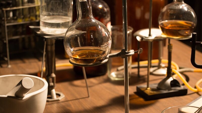 Etwa in der Mitte des 20. Jahrhunderts entschlüsseln Chemiker Zusammenhänge von Substanzen und treiben so die Industrialisierung entscheidend voran. – Bild: ZDF und Flight 33 Productions