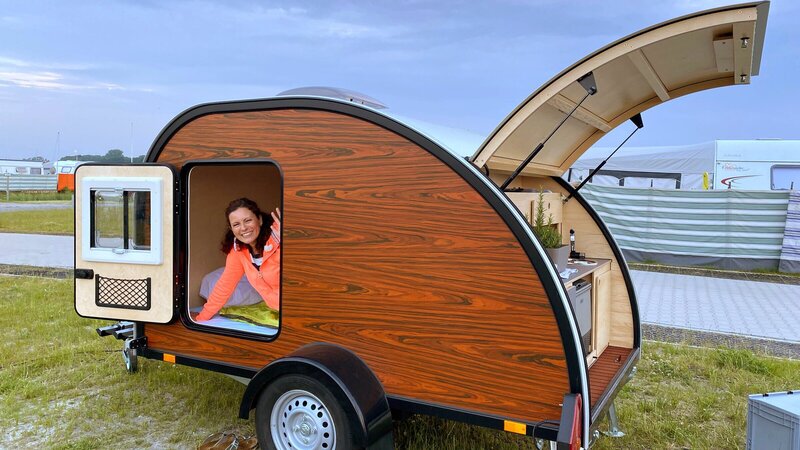 Mit ihrer Knutschkugel findet Anne Willmes immer ein freies Plätzchen für die Nacht – mal am Ufer eines Sees, mal in der ersten Reihe auf einem Campingplatz am Meer. – Bild: Beate Höfener