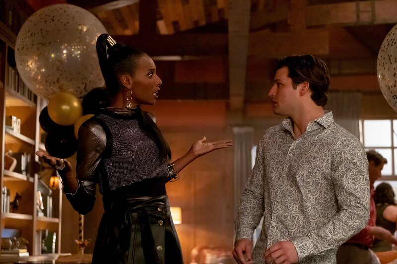 Aleesha (Zainab Johnson), Luke (Kevin Bigley). – Bild: Amazon Studios