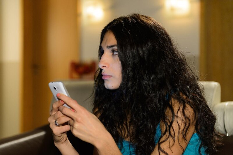 Raquel (Yara Hassan) schreibt Ingo eine sms und hofft, dass es ihm gut geht. – Bild: RTL Passion