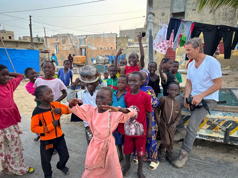 Markus Lanz (r.) bereist die Länder Syrien, Senegal und Italien, um die Ursachen und Auswirkungen von Fluchtbewegungen zu ergründen. – Bild: Anabel Münstermann /​ ZDF