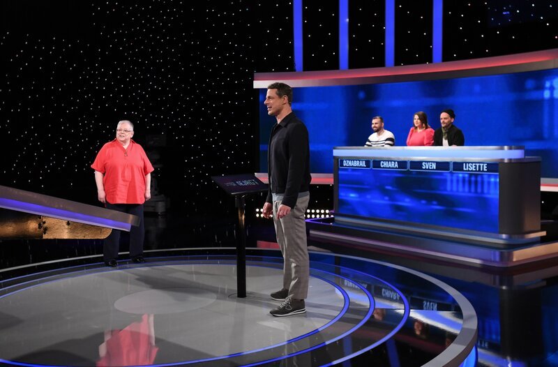 Moderator Alexander Bommes mit den Kandidat:innen: Lisette Mayer, Dzhabrail Abdurakhmanov, Chiara-Emilia Misura und Sven Glatzmeier. – Bild: ARD/Uwe Ernst Moderator Alexander Bommes mit den Kandidat:innen: Lisette Mayer, Dzhabrail Abdurakhmanov, Chiara-Emilia Misura und Sven Glatzmeier. – Bild: ARD/Uwe Ernst