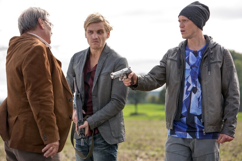 Günter (Wolfgang Winkler, l.) ist von den Ganoven Kevin (Nico Ehrenzeit, M.) und Mirco Schulze (Pit Bukowski, r.) entführt worden. – Bild: ARD/​Michael Boehme