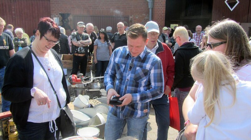 Trödelexperte Otto Schulte (Mitte) auf dem Hofflohmarkt – Bild: RTL II