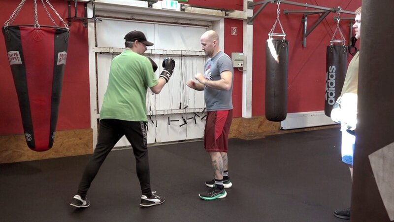 Carsten (li.) und Jean bereiten sich auf ihren anstehenden Boxkampf vor. Jung gegen Alt, Mittelgewicht gegen Schwergewicht. Trainer David (re.) nimmt die beiden Kampflustigen hart ran. Ob die Wette am Ende eine gute Idee war? – Bild: RTLZWEI