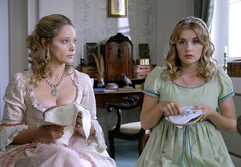 Grafentochter Josefine (Anna Hausburg, rechts) gesteht ihrer Mutter Gräfin Greta (Ann-Kathrin Kramer) ihre Sehnsucht nach fernen Ländern. – Bild: NDR/​Susanne Dittmann