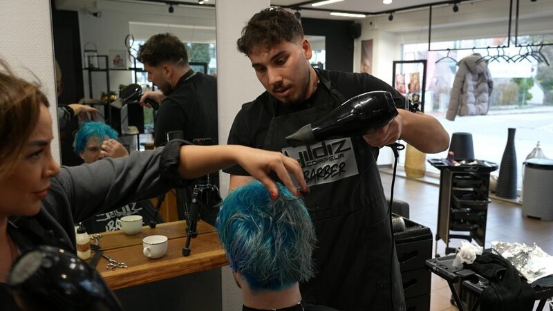 Hasan und seine Mutter Yildiz beim Vorbereiten des Haarmodels. – Bild: RTL /​ solisTV /​ Barber-Boom