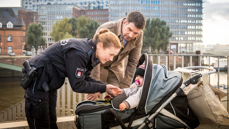 Das Familienglück von Franzi (Rhea Harder-Vennewald) und Philipp (Simon Böer) ist nicht nur wegen des aktuellen Falles gefährdet. Franzi glaubt, dass ihr Mann sie betrügt. – Bild: ZDF und Boris Laewen