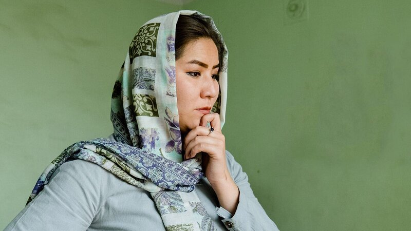 TOLO News-Journalistin Zahra Rahimi besucht eine durch die Taliban vertriebene Familie in Kabul. Afghanistan, Juli 2021. – Bild: Curiosity TV