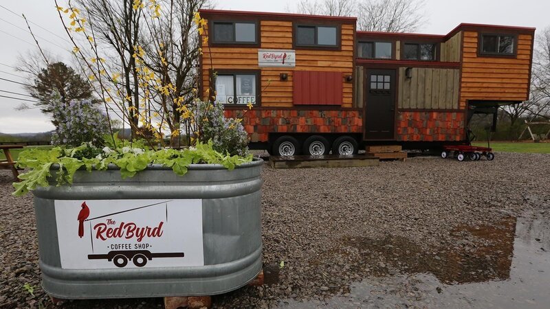 Kyle and Sadie Brooks’ dream to be the owners and operators of their very own tiny house coffee shop, have been realized, as the Red Byrd coffee shop is open for business, in Leiper’s Fork, Tennessee, as seen on Tiny House, Big Living. – Bild: Scripps Networks, LLC