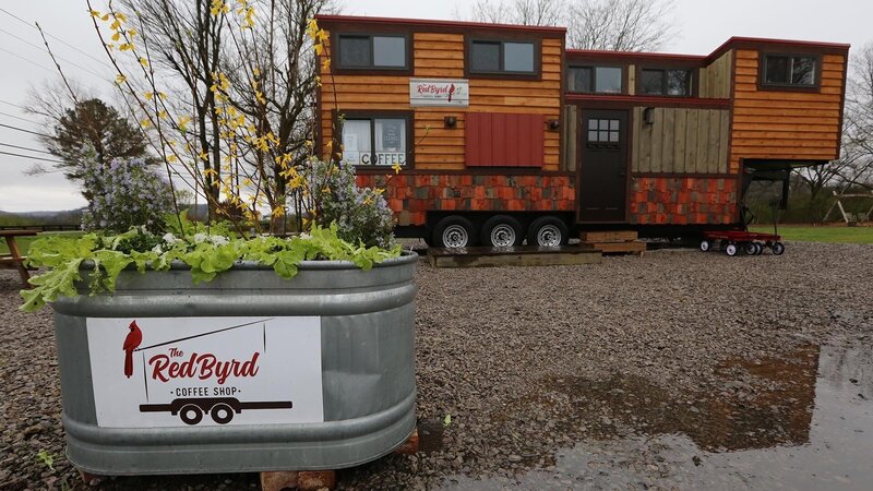 Kyle and Sadie Brooks’ dream to be the owners and operators of their very own tiny house coffee shop, have been realized, as the Red Byrd coffee shop is open for business, in Leiper’s Fork, Tennessee, as seen on Tiny House, Big Living. – Bild: Scripps Networks, LLC