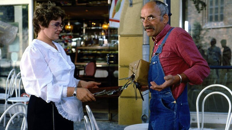Selbst Besteck zieht Peter Lustigs (Peter Lustig, r.) Magnet im Vorbeigehen an – erstaunlich, was alles magnetisch ist! – Bild: ZDF und studio tv