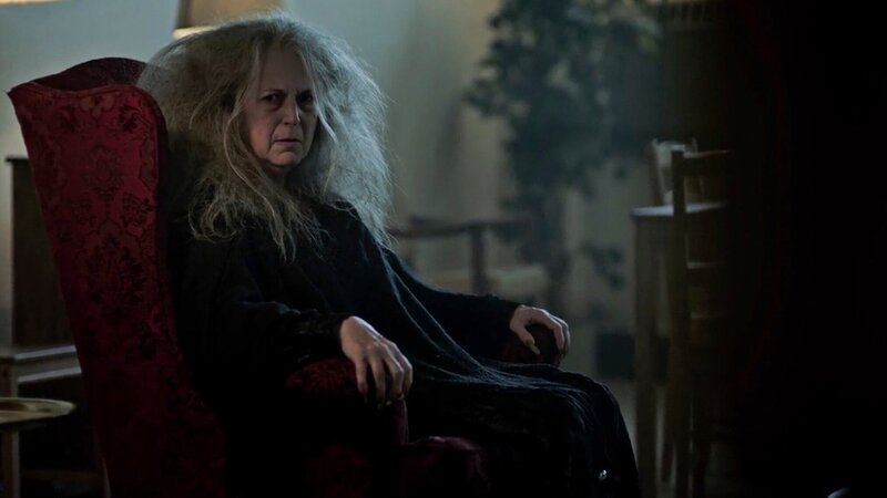 Eine alte Frau sitzt in einem Sessel – Bild: Discovery Communications /​ US KEY ART /​ Thunder Distribution