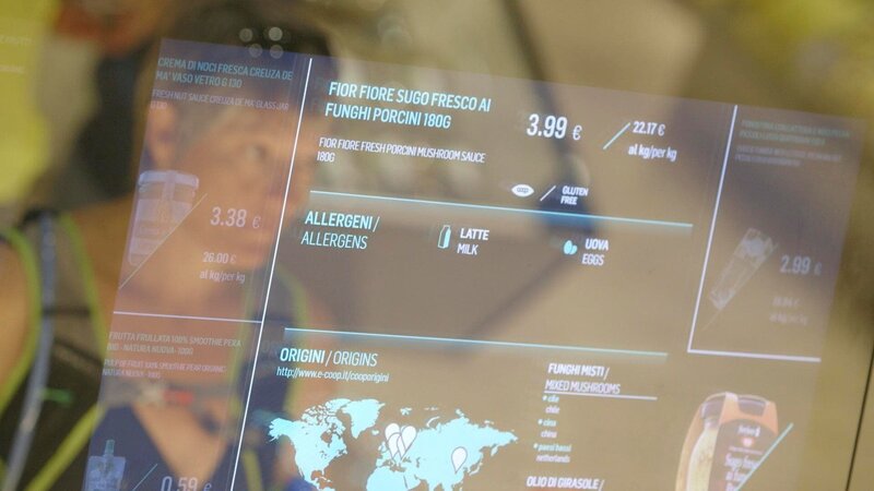 Die Kommissare Hofer und Hansen sind gespannt auf die Untersuchungsergebnisse von Pathologin Mai. – Bild: ORF/​ZDF/​Bojan Ritan