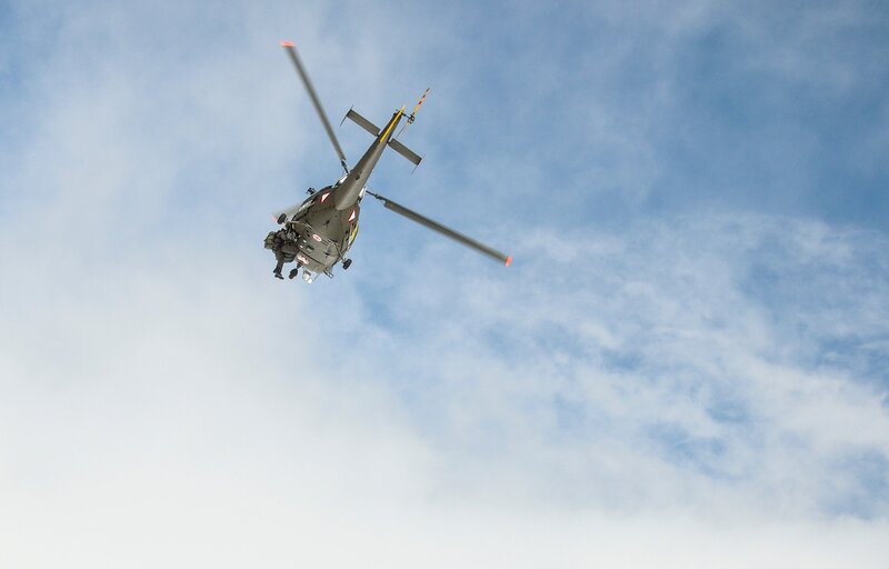 Helicopter Rettungseinsatz; Reenactment Rettung von Ken Cichowicz – Bild: ServusTV /​ Metafilm /​ Helmut Strasser