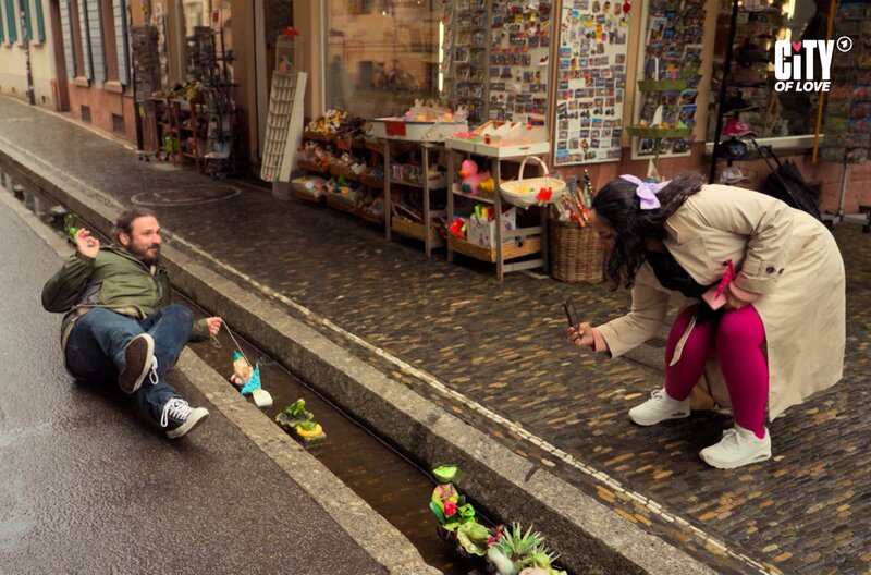 Die Teilnehmenden von „City of Love“ lernen sich bei Challenges besser kennen – hier müssen sie das perfekte Insta-Foto schießen. – Bild: HR/​SWR
