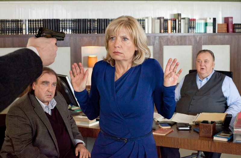 Überfall auf die Kanzlei Ehrenberg: Isabel von Brede (Sabine Postel, 2.v.r.), Gregor Ehrenberg (Dieter Pfaff, r.) und Mandant Otto Büttner (Oliver Nägele, l.) werden von Jan Grawe als Geisel genommen. – Bild: ARD/​Georges Pauly