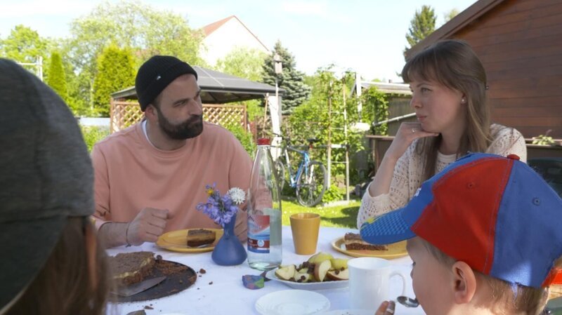 Reporter Tim Schroeder im Gespräch mit Madeleine Zegner, die ihre Kinder ohne Kindergarten großzieht. – Bild: RTL /​ Arriba Media /​ Kita, Nein Danke?!- Kinder-Erziehung von zu Hause?
