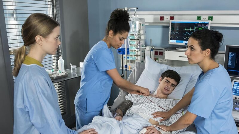 ARD IN ALLER FREUNDSCHAFT – DIE JUNGEN ÄRZTE FOLGE 146, „Alte Wunden“, am Donnerstag (12.07.18) um 18:50 Uhr im ERSTEN. Plötzlich bekommt Simon (Aaron Hilmer, 2.v.r.) große Schmerzen. Vivienne Kling (Jane Chirwa, 2.v.l.) und Dr. Leyla Sherbaz (Sanam Afrashteh, r.) erklären Sandra Funke (Henrike von Kuick, l.), dass ihr Sohn in den OP muss. | ©ARD/​Jens Ulrich Koch – Bild: ARD/​Jens Ulrich Koch