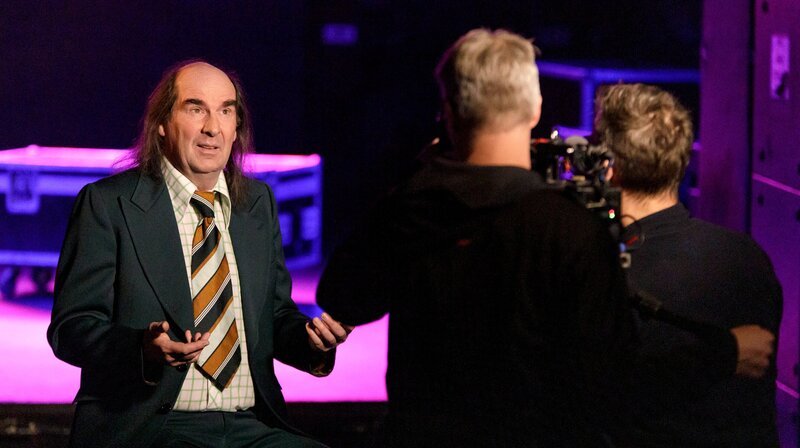 In Köln startete der damals noch völlig unbekannte Schlagersänger Guildo Horn seine Karriere. Im Musikclub Luxor erzählt er von seinen Anfängen in den 90er Jahren. – Bild: WDR/​Ludolf Dahmen