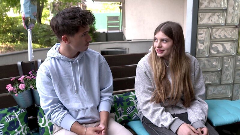 S06E06: Leonie schläft im Unterricht ein und Lehrer Benny ist besorgt. Er vermutet, dass Leonie ein Geheimnis hat und sucht nach Hinweisen. – Bild: RTLZWEI, La Paloma TV über RedS