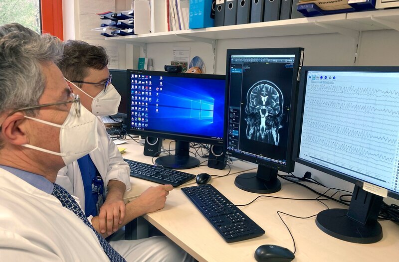 Epilepsienetz Hessen: Prof. Rosenow (li.) mit seinem Kollegen bei einem Experten-Austausch und Auswerten von EEGs. – Bild: HR/​Gabi Delingat