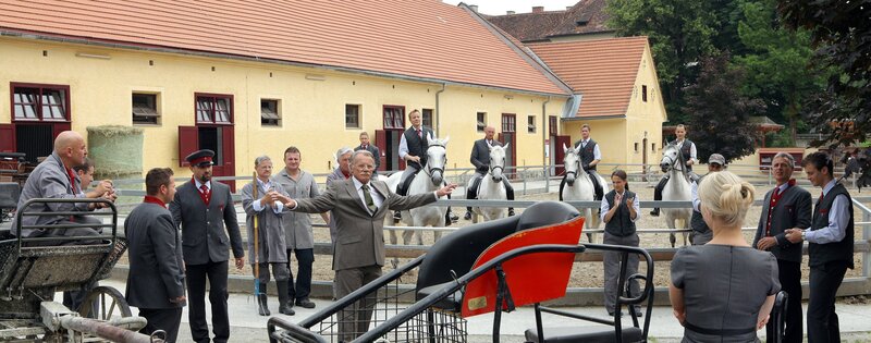 „Das Glück dieser Erde“, „Die Entscheidung.“ Die Unternehmensberaterin Dr. Katharina Lenz tritt knapp vor ihrer Hochzeit mit ihrem Geschäftspartner Frank an, das Gestüt Piber – die Heimat der Lipizzaner – zu sanieren. Doch Katharinas Bruder Karl verursacht, aufgebracht durch eine Fehlinformation von Frank, einen Autounfall, bei dem Katharinas Vater zu Tode kommt. Was als normaler Auftrag begonnen hat, ist zu einer sehr persönlichen Angelegenheit geworden und stellt Katharina vor eine schwere Entscheidung. – Bild: ORF III